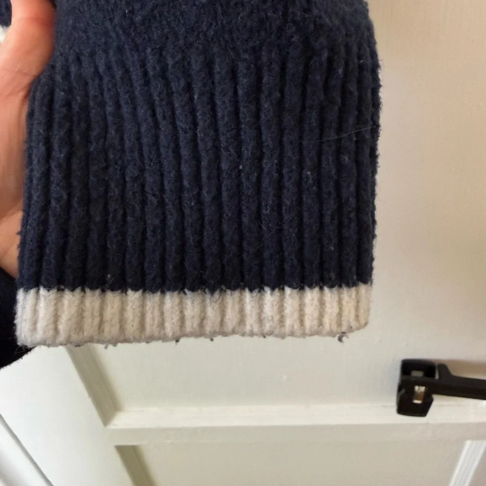 Abercrombie & Fitch Women’s Dark Blue Sweater with White Accent Size Large - Picture 6 of 8